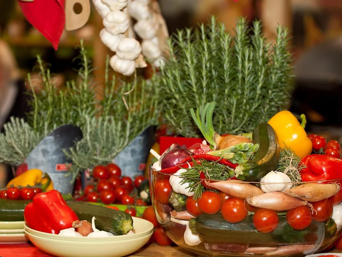 vegetables, mediterranean, herbs, vegetarian, food, healthy, tomatoes, red, meal, vitamins, italian, yummy, fresh, nourishment, cook, kitchen, basil, red pepper, paprika, ripe, fruity, juicy, appetizing, market, garden, nature, seasoning, onion, vegan, tasty, raw food, tomato, rosemary, garlic, zuch